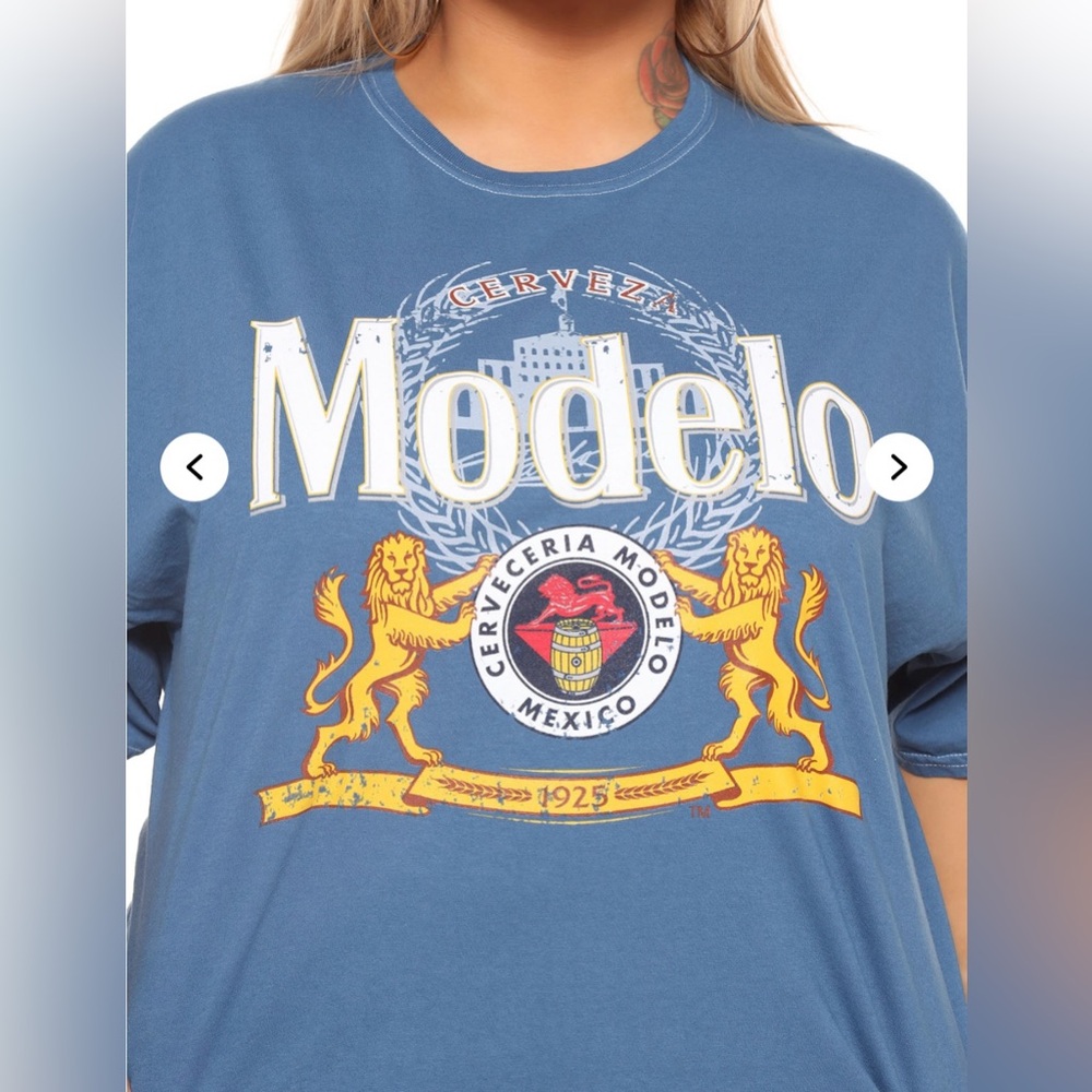 Modelo oversized graphic tee sizes large & 2XL (price is negotiable)